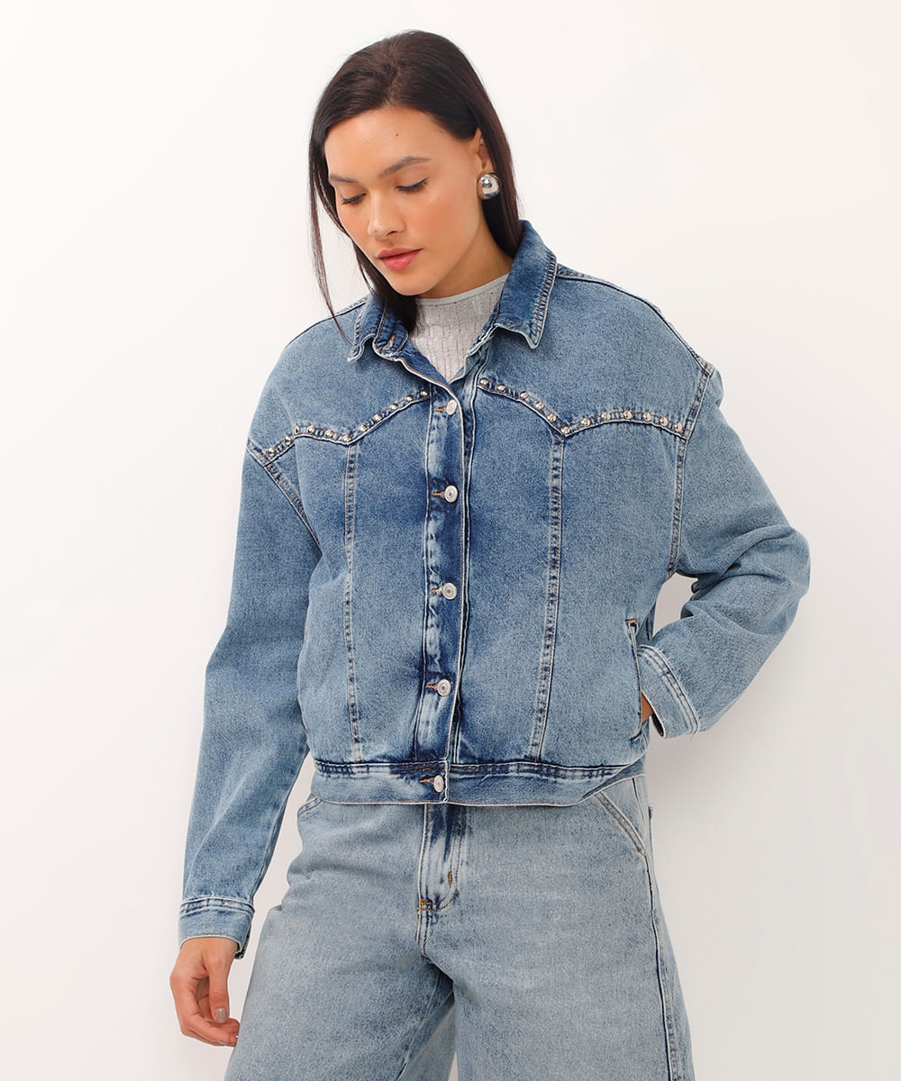 jaqueta jeans com bolsos e tachas azul