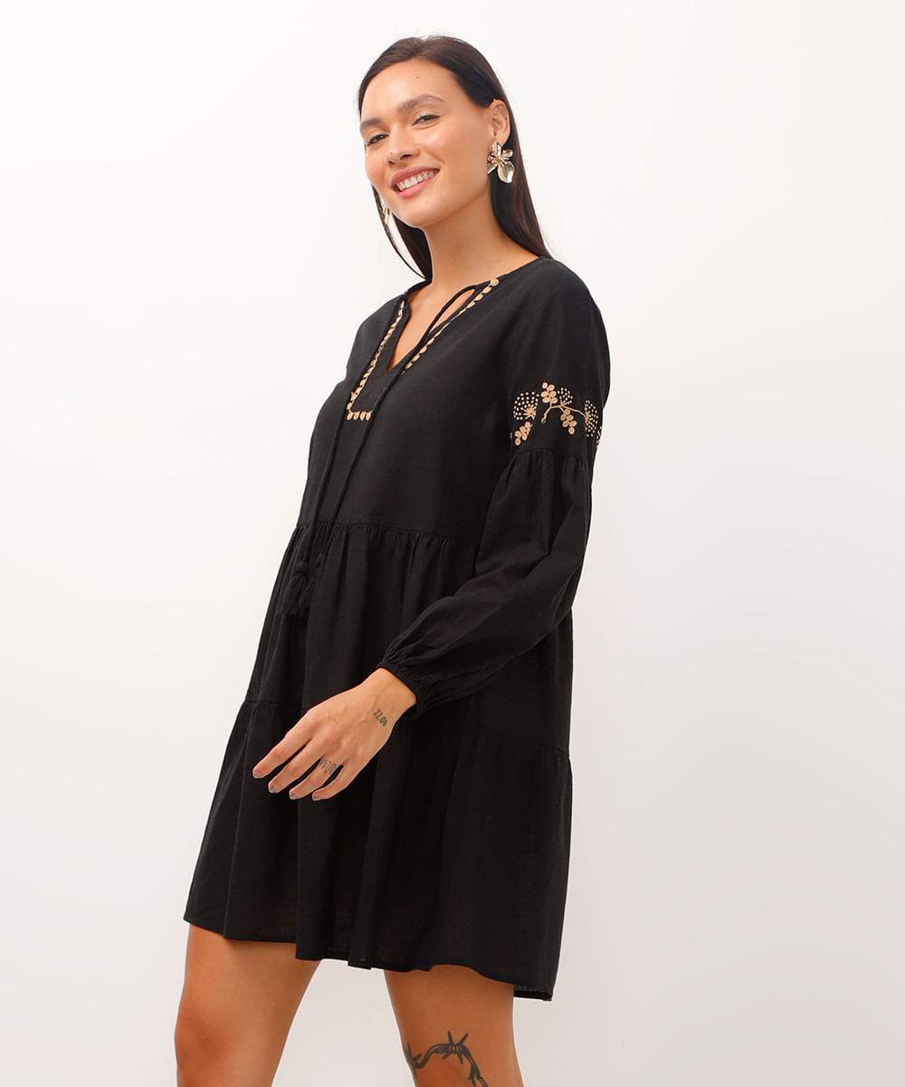 vestido curto de algodão com bordado e cordão preto