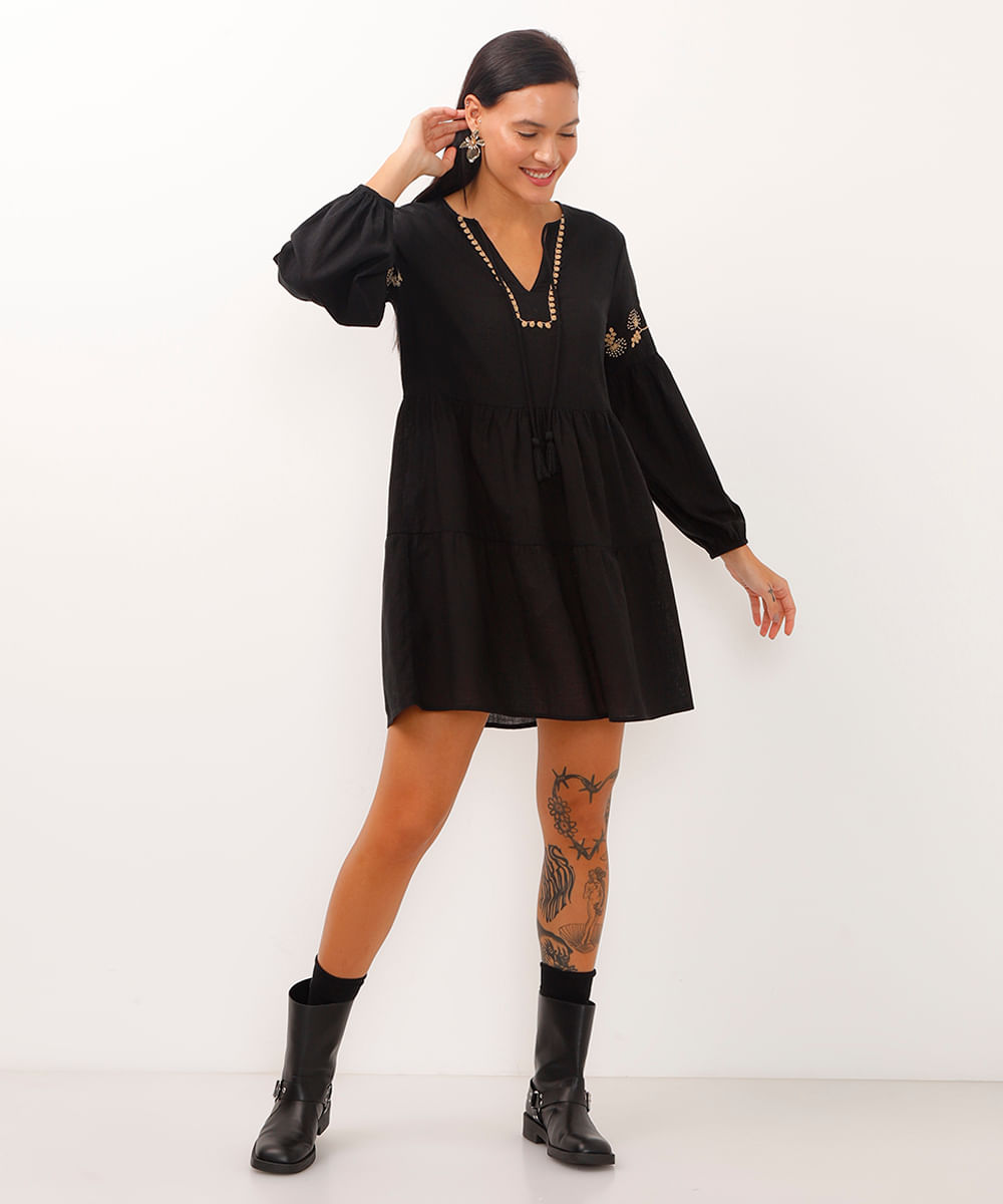 vestido curto de algodão com bordado e cordão preto