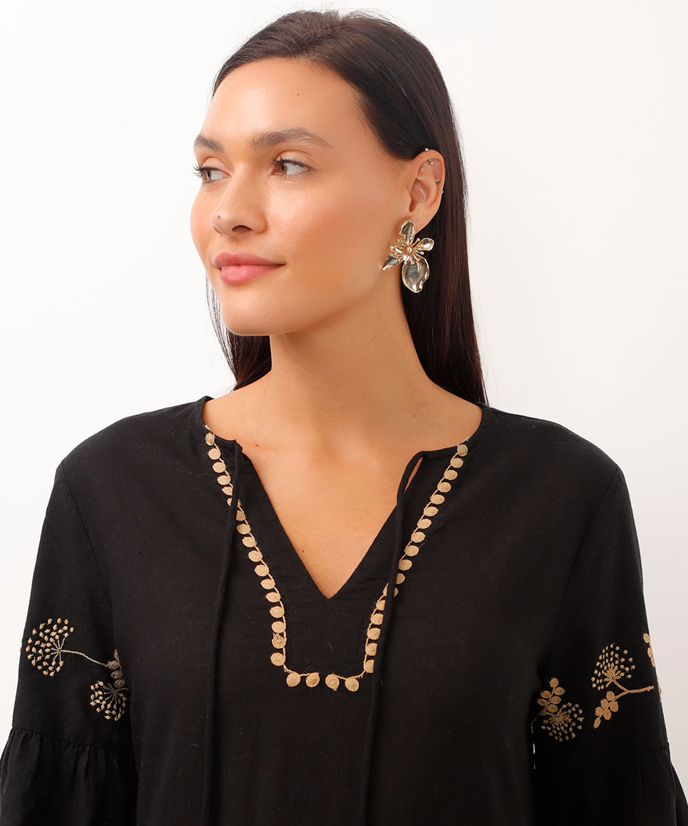 vestido curto de algodão com bordado e cordão preto