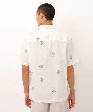 camisa com linho manga curta arabesco off white