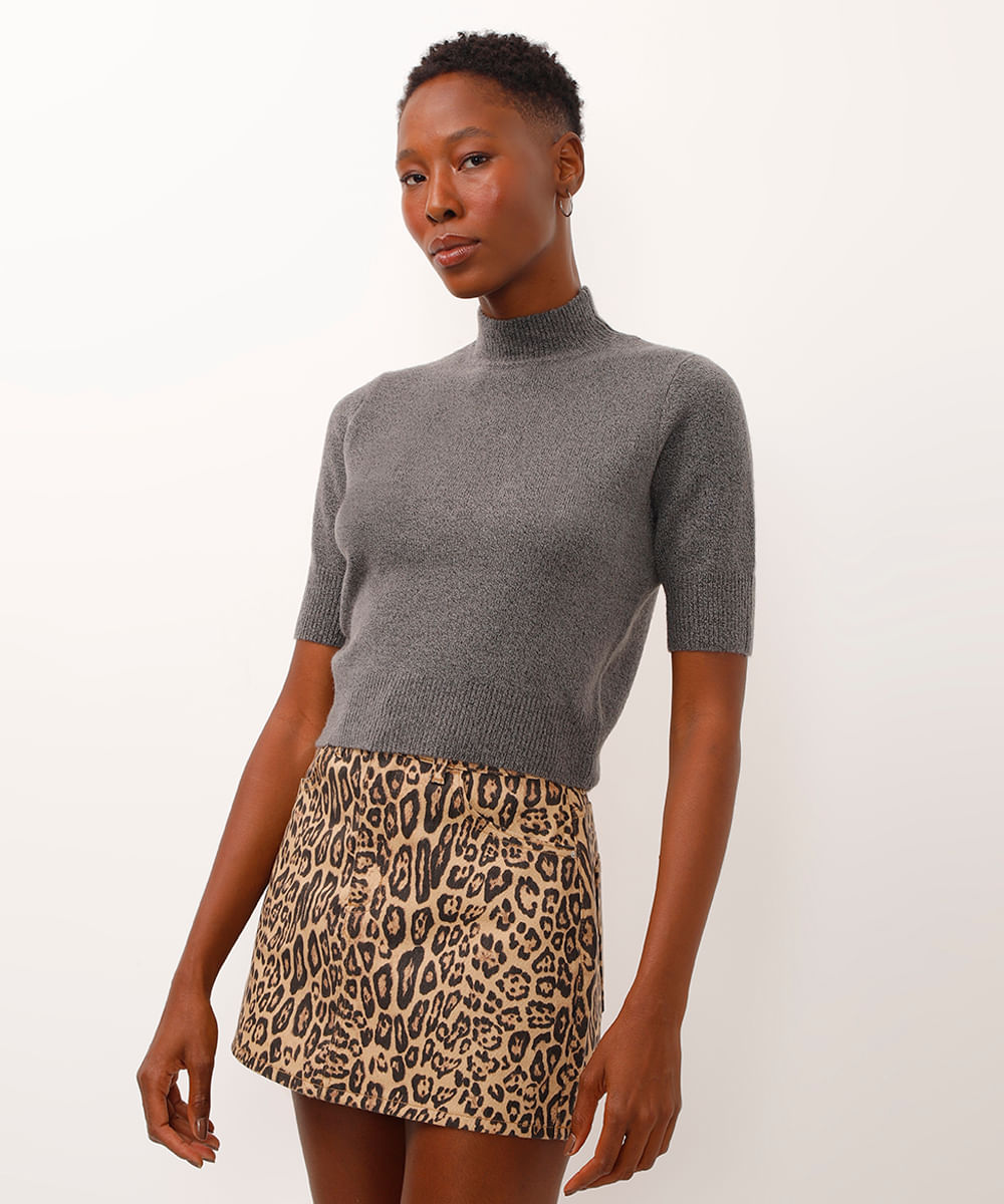blusa cropped de tricot gola alta manga curta cinza