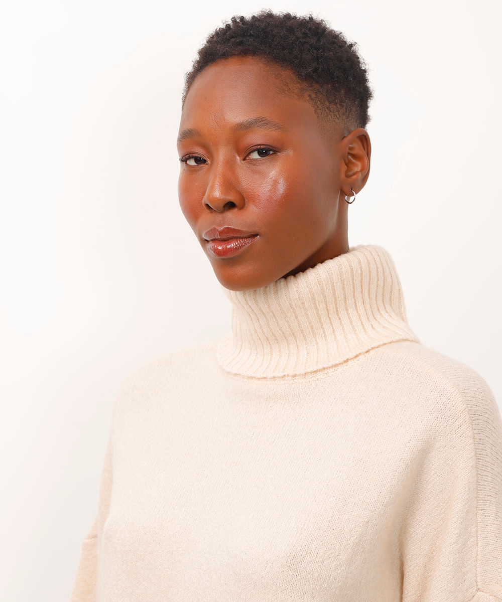 suéter de tricot gola alta bege