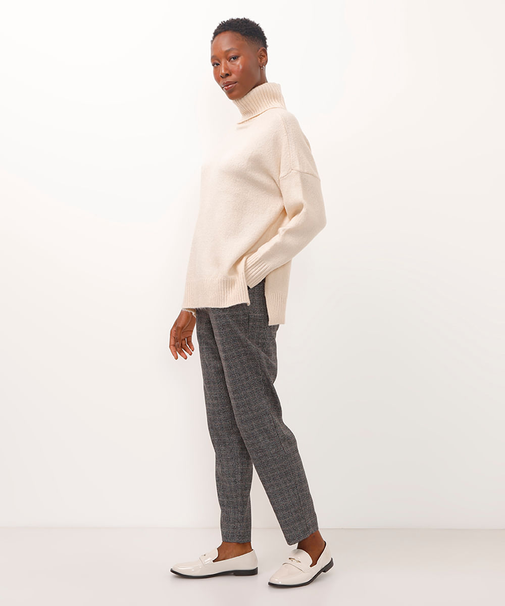 suéter de tricot gola alta bege