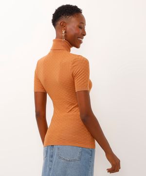 blusa de tricot texturizada gola rolê bege