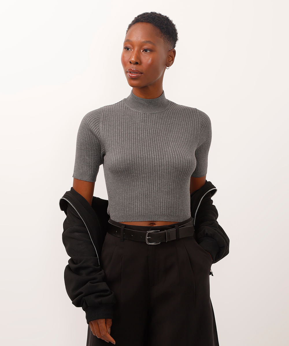 blusa cropped de tricot gola alta manga curta cinza