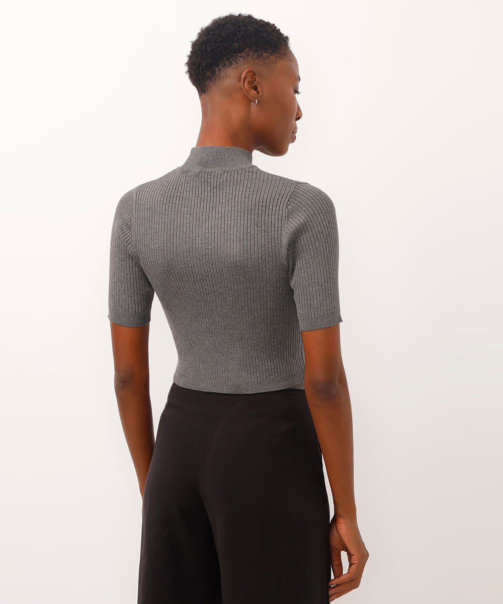blusa cropped de tricot gola alta manga curta cinza