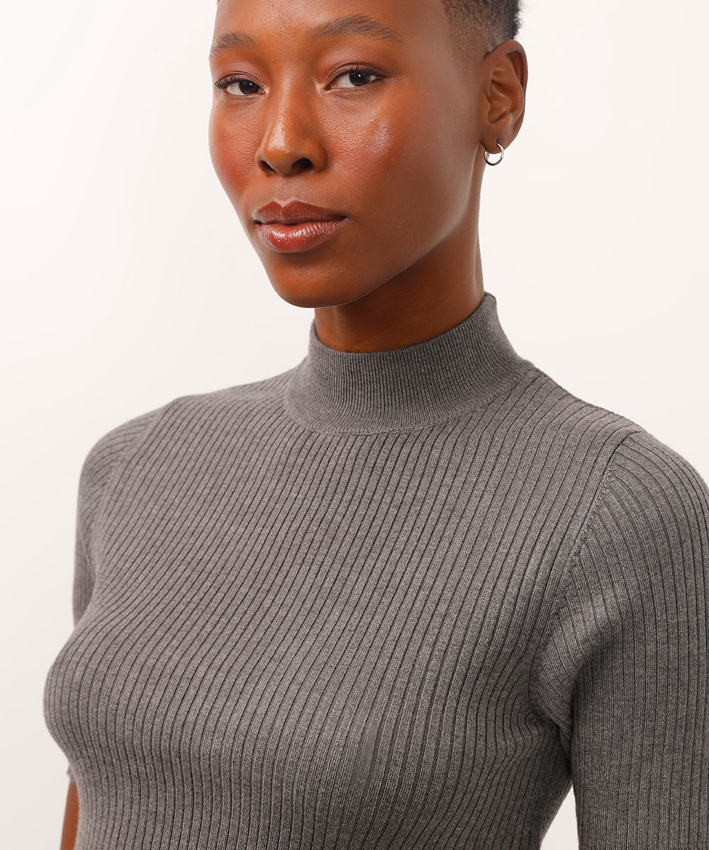 blusa cropped de tricot gola alta manga curta cinza