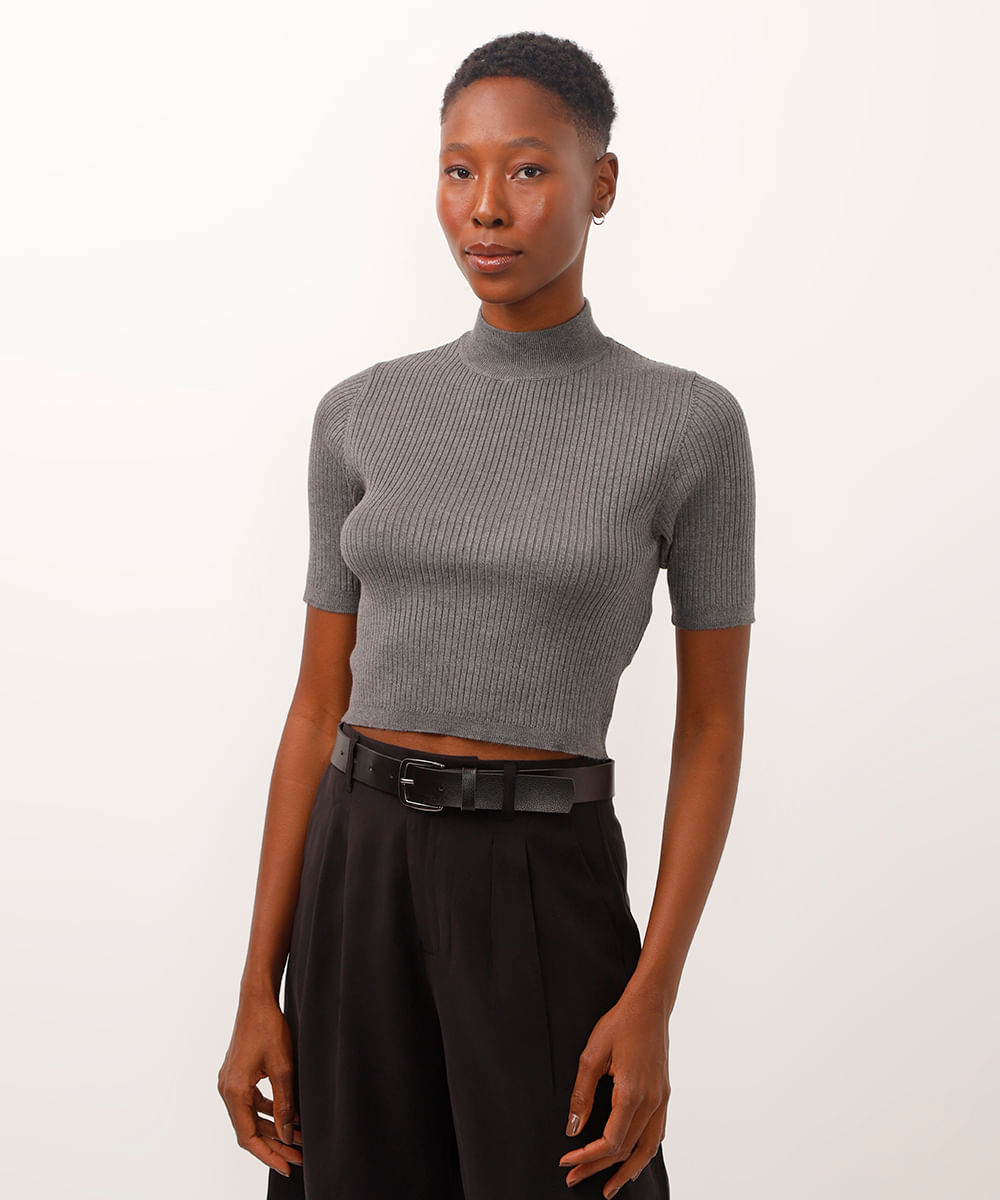 blusa cropped de tricot gola alta manga curta cinza