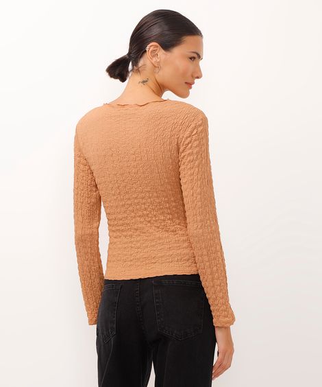 blusa manga longa texturizada com frufru bege