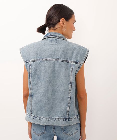 colete oversized jeans com ombreira azul