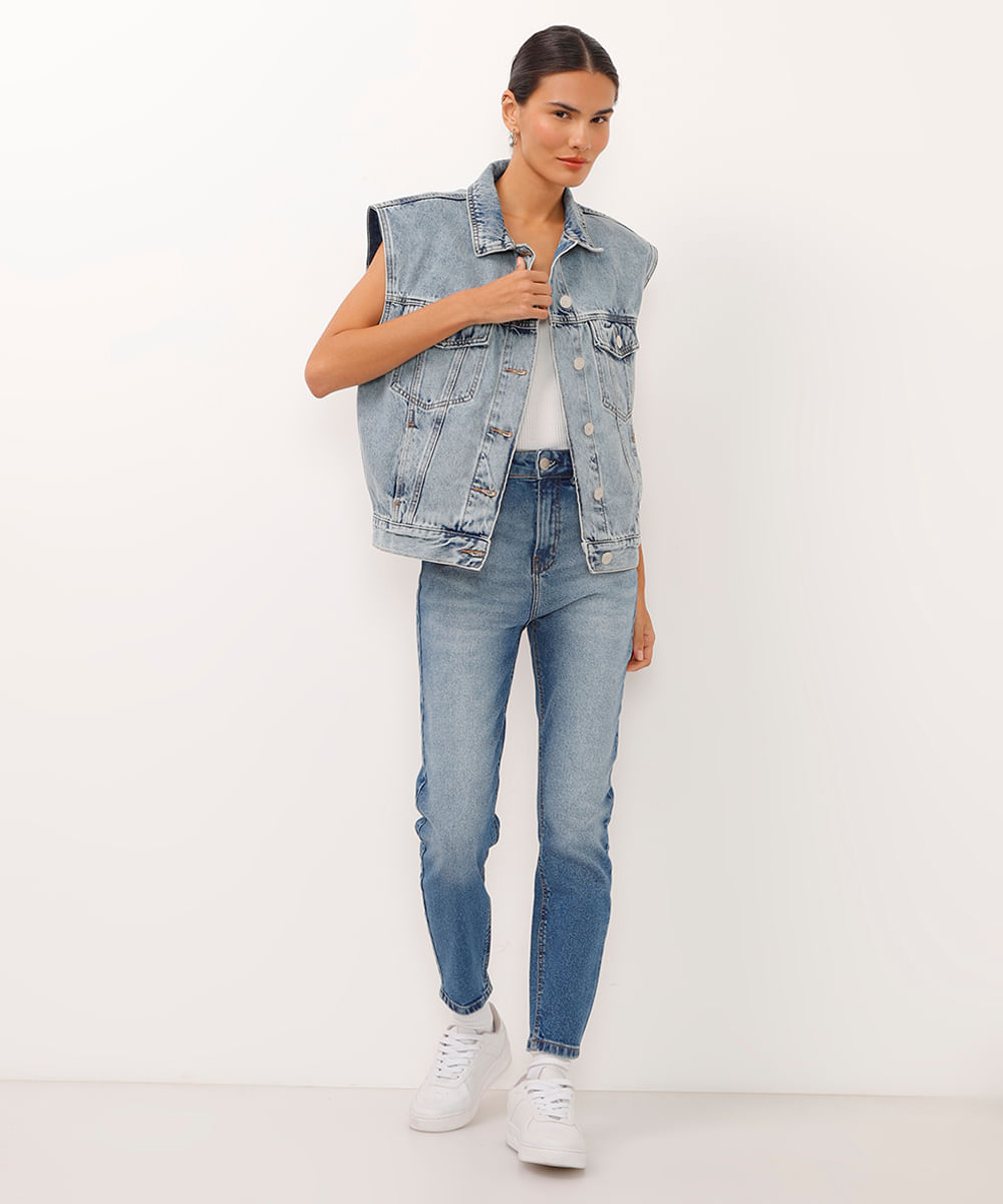 colete oversized jeans com ombreira azul