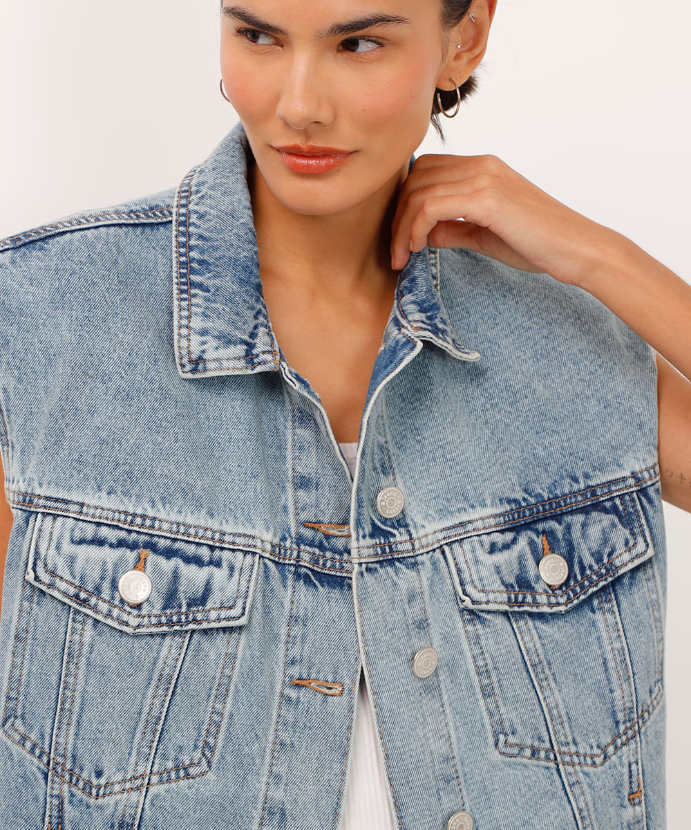 colete oversized jeans com ombreira azul