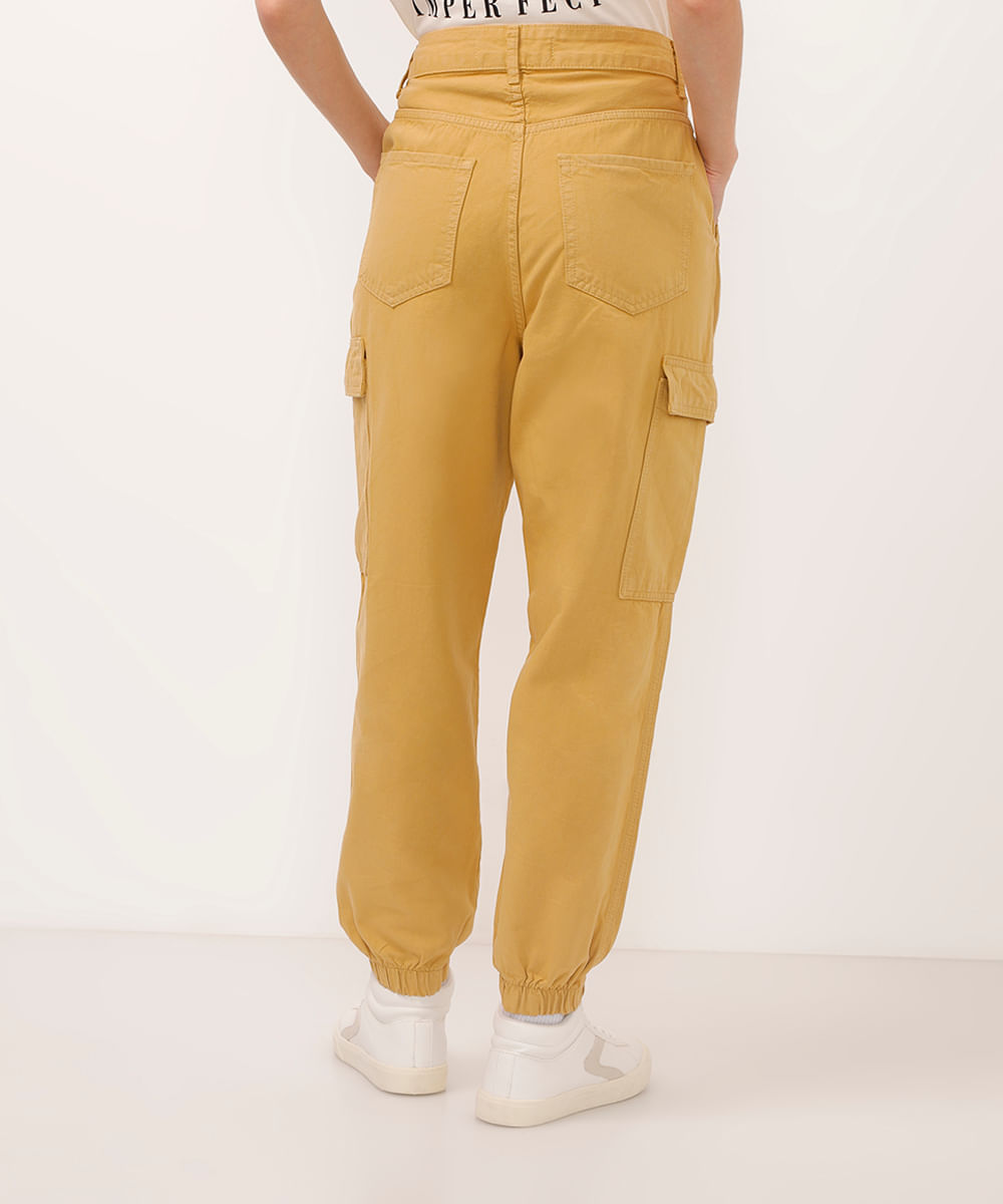 calça jogger de sarja cintura alta com pregas e bolsos bege