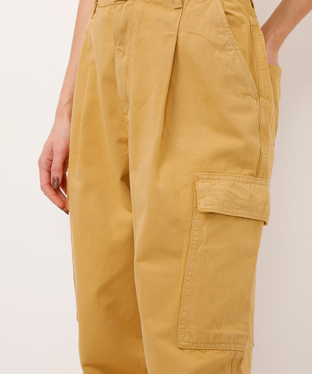 calça jogger de sarja cintura alta com pregas e bolsos bege