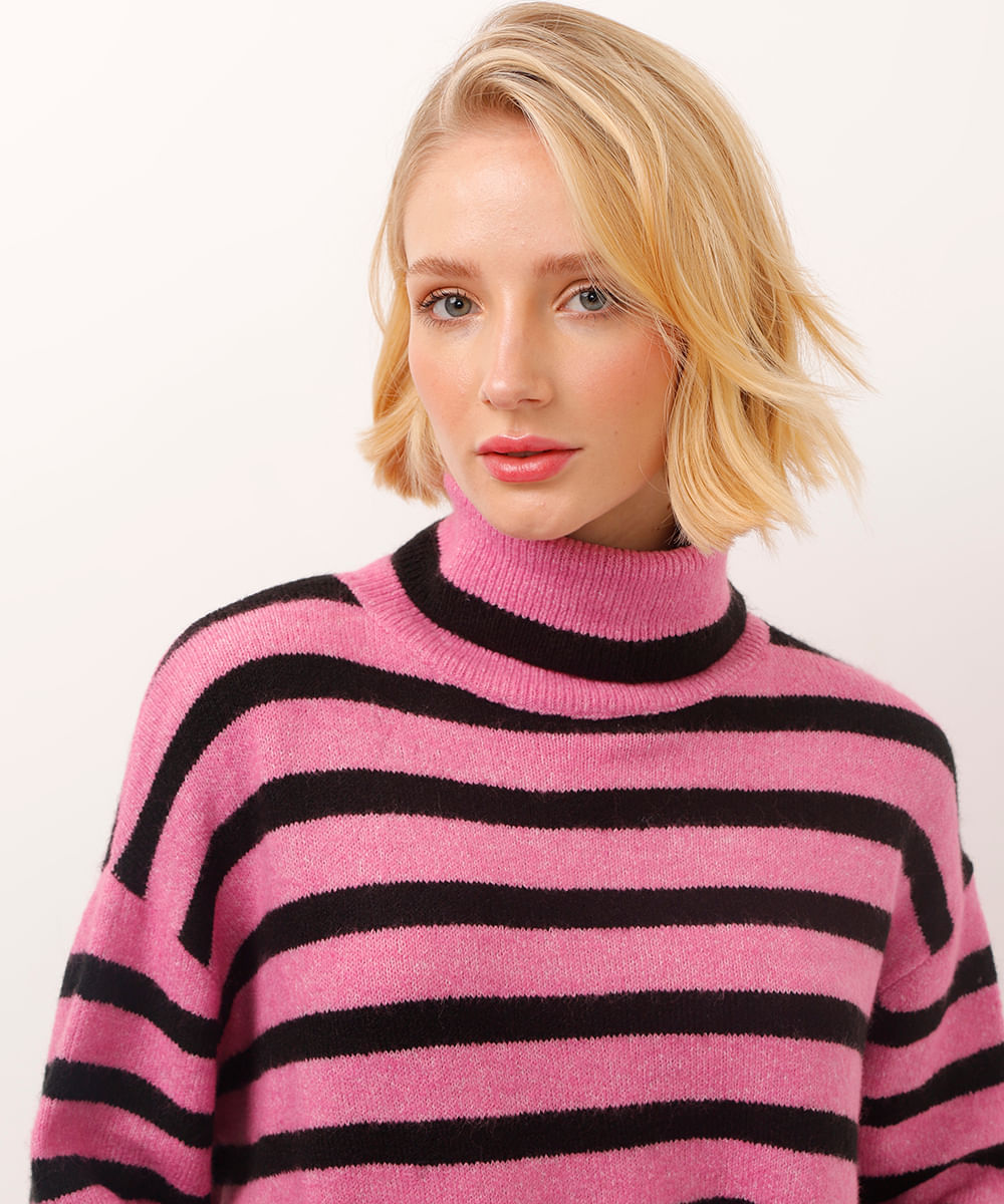 suéter de tricot listrado com fendas gola alta rosa