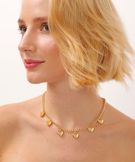 colar corrente com corações dourado