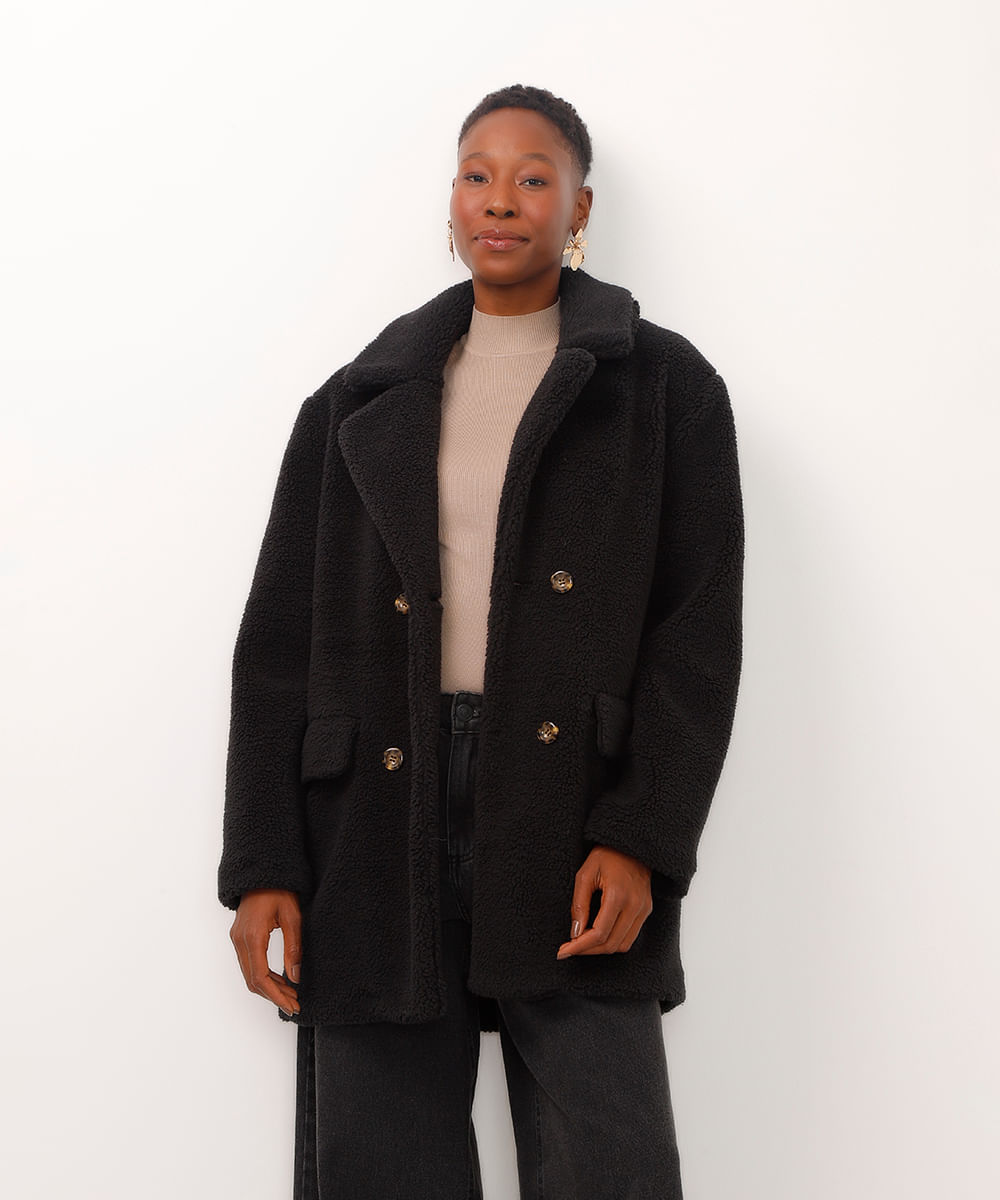 casaco alongado de pelúcia com bolsos preto