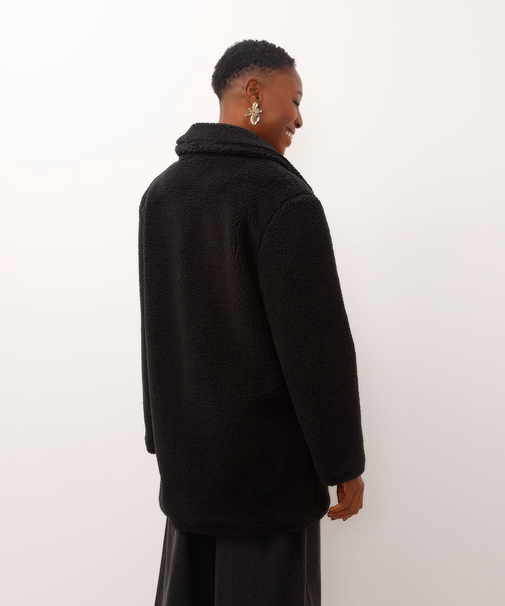 casaco alongado de pelúcia com bolsos preto