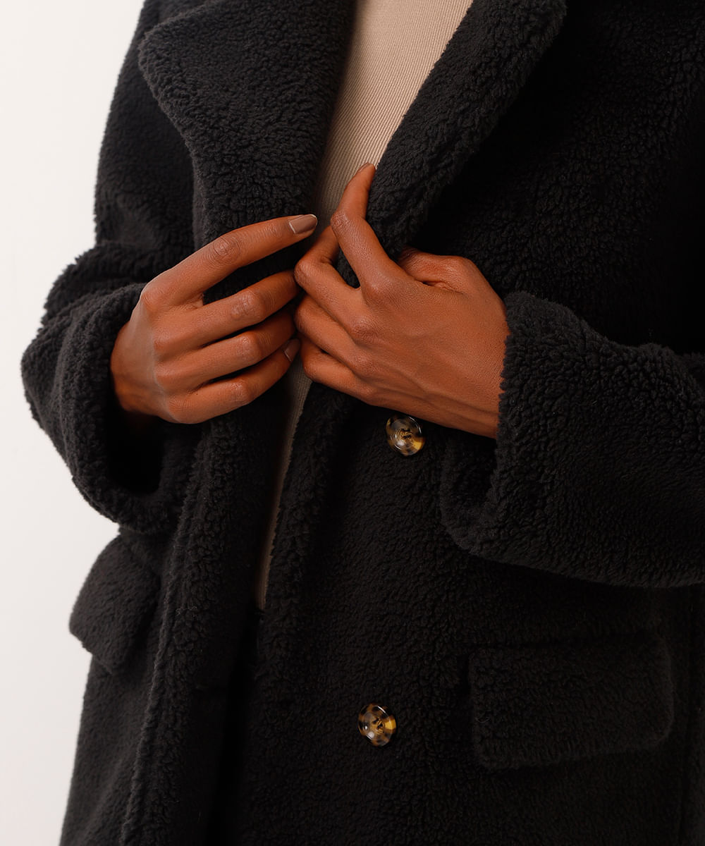 casaco alongado de pelúcia com bolsos preto