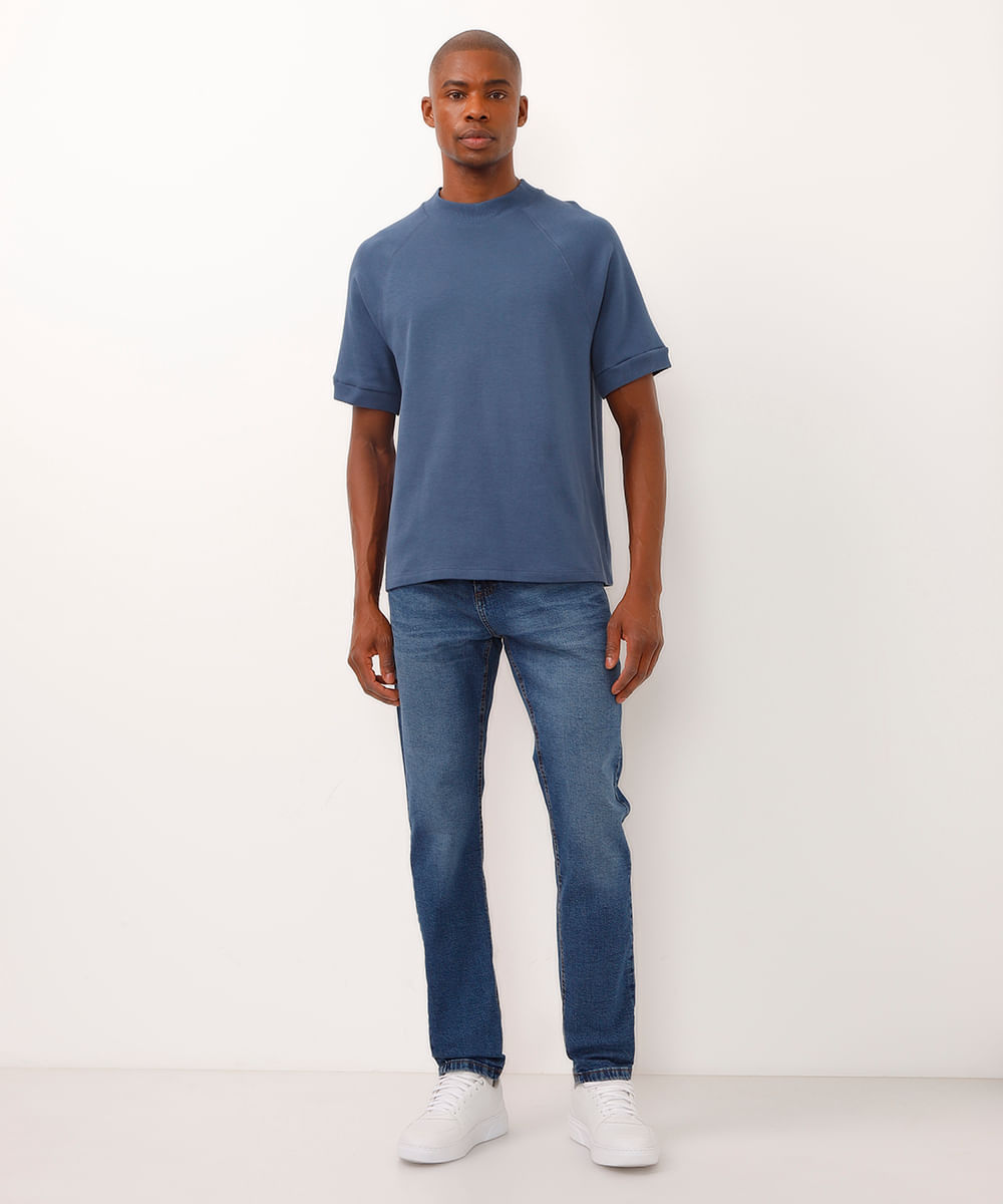 calça jeans reta com bolsos azul