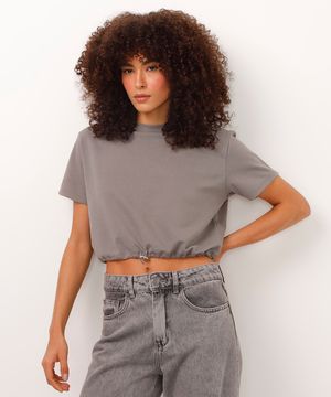 camiseta cropped de moletinho com elástico na barra cinza