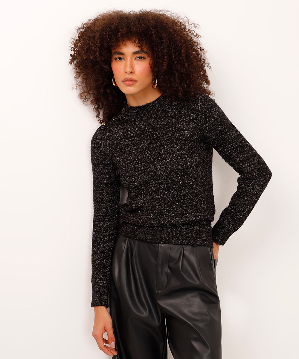 suéter de tricot com botão preto