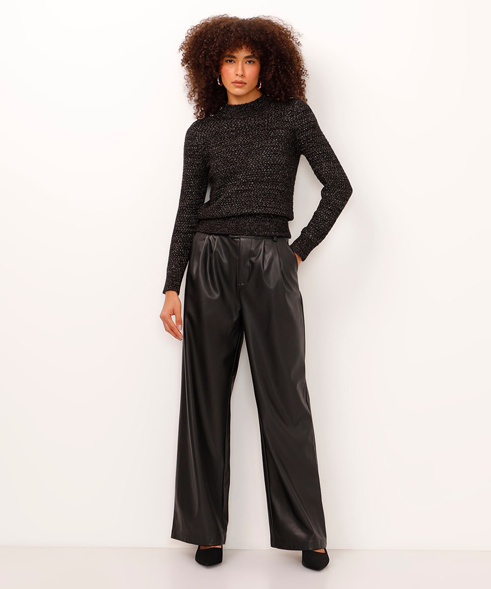 suéter de tricot com botão preto