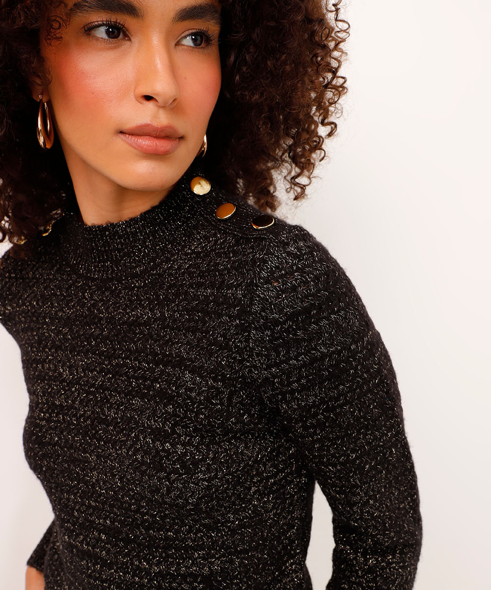 suéter de tricot com botão preto