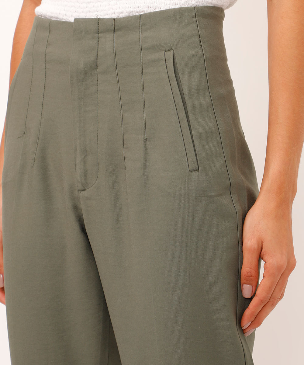 calça de alfaiataria carrot com pregas verde