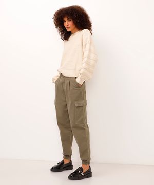 calça jogger de sarja com bolsos cargo verde