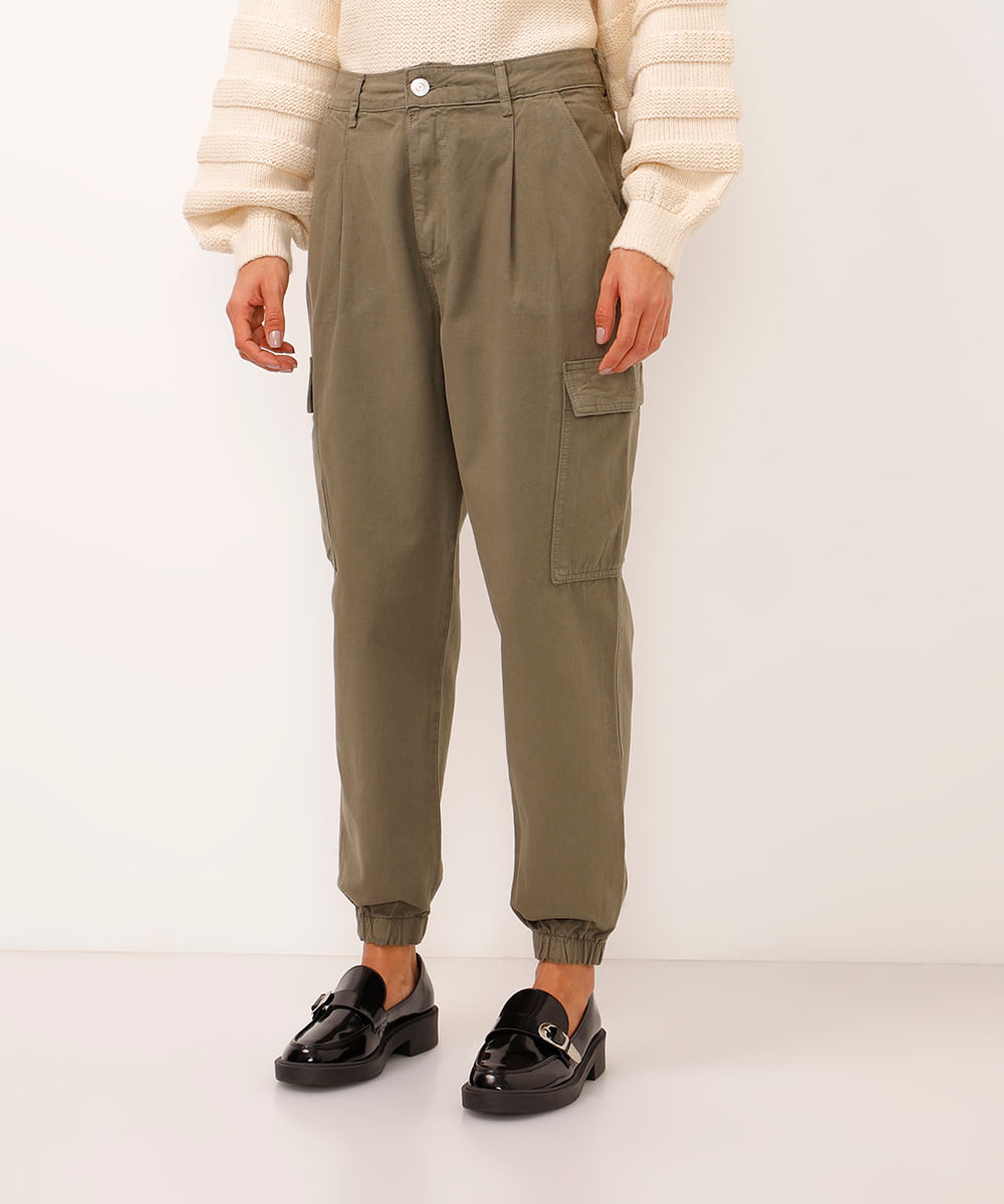 calça jogger de sarja com bolsos cargo verde