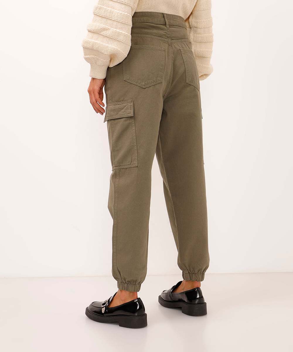 calça jogger de sarja com bolsos cargo verde