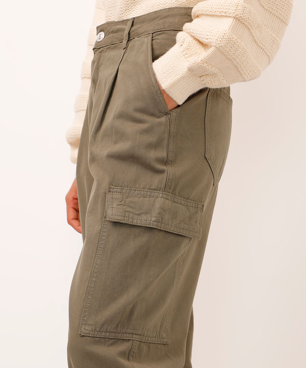 calça jogger de sarja com bolsos cargo verde