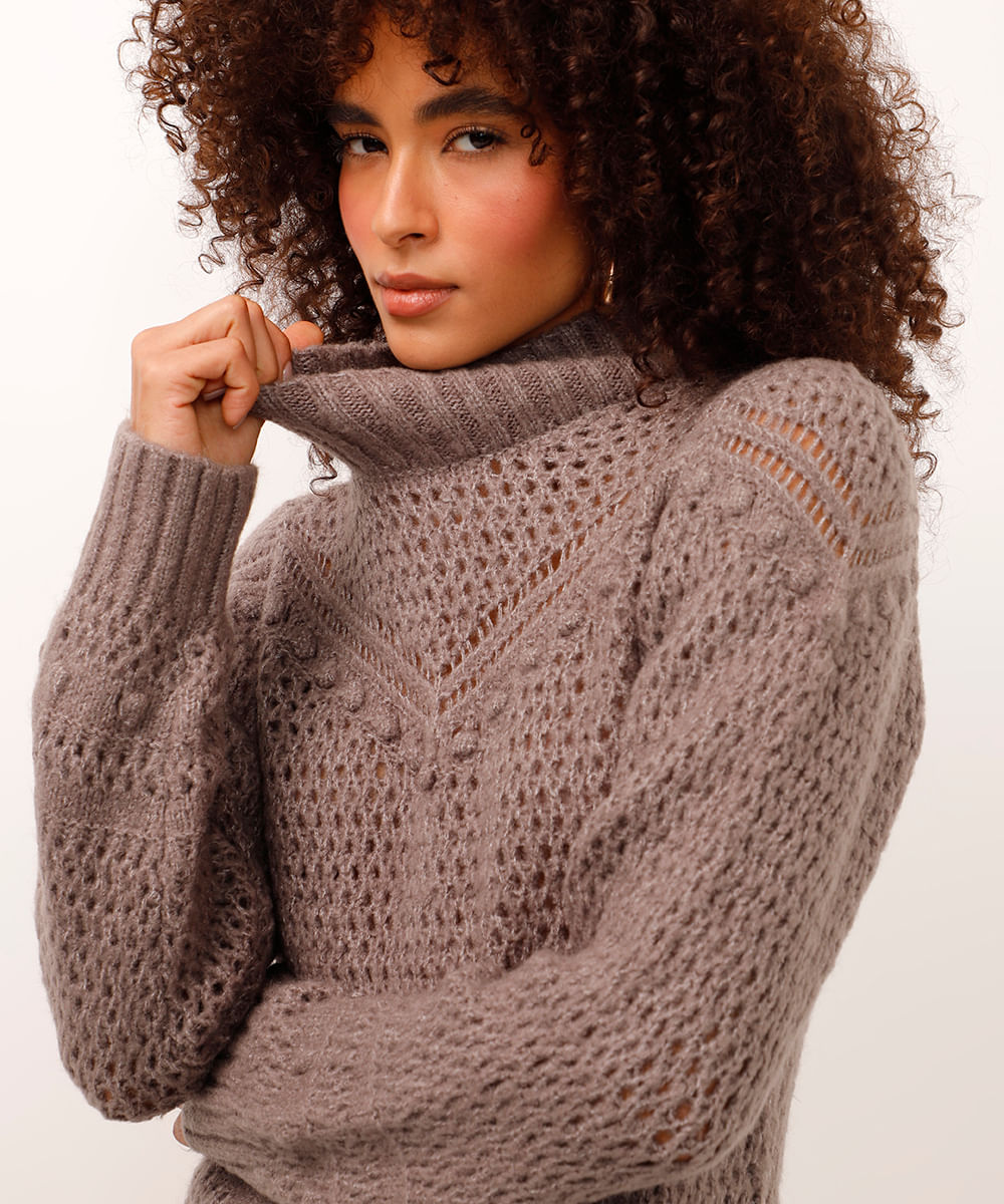 suéter de tricot gola alta cinza