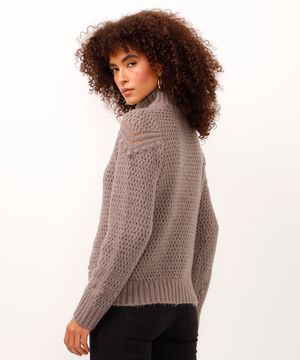 suéter de tricot gola alta cinza
