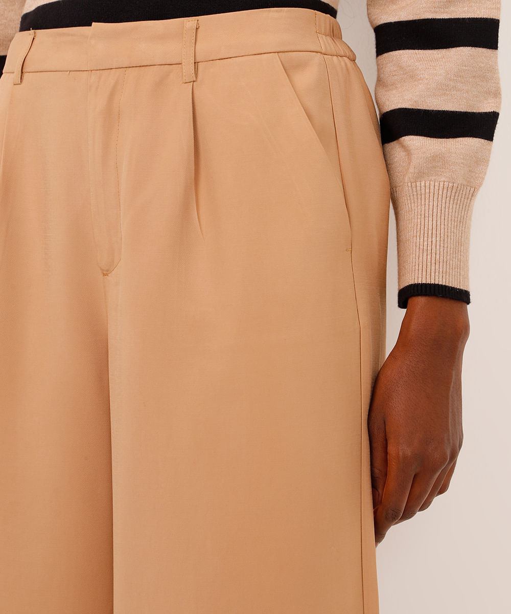 calça wide leg cintura alta com elástico e bolsos bege