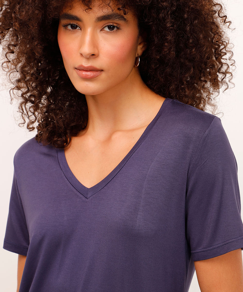 camiseta de viscose decote v alongada azul marinho