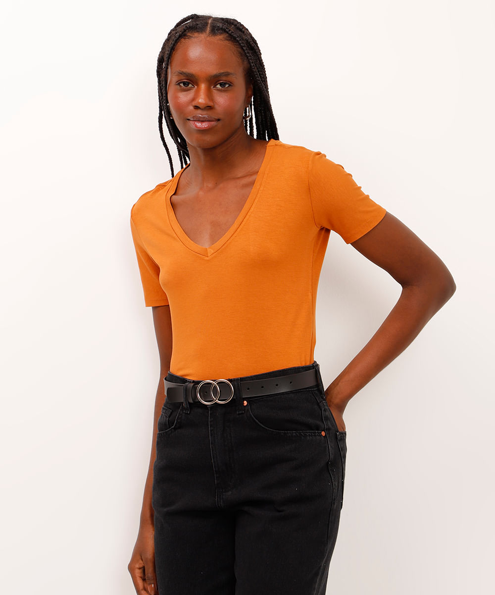camiseta de viscose decote v alongada marrom