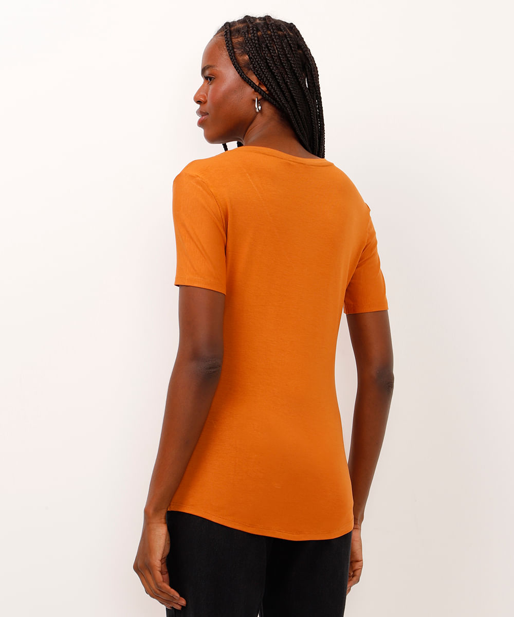 camiseta de viscose decote v alongada marrom