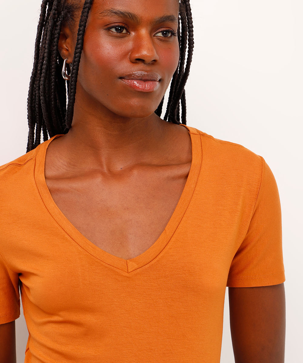 camiseta de viscose decote v alongada marrom