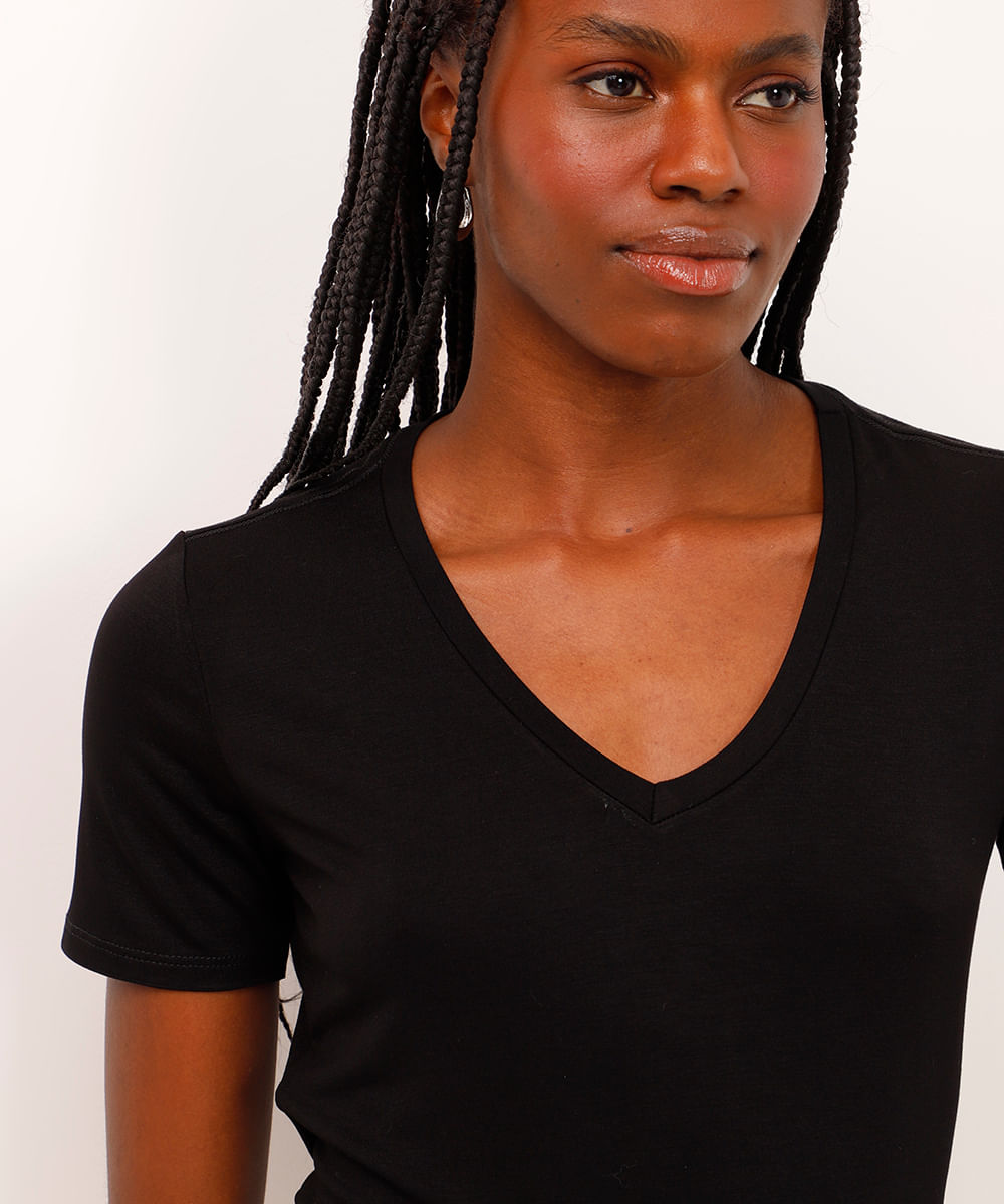 camiseta de viscose decote v alongada preta