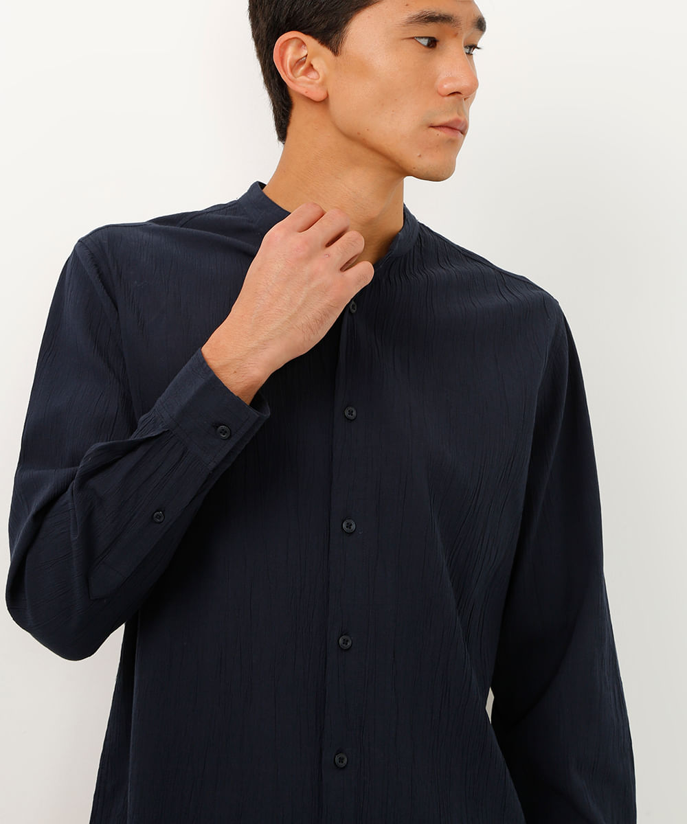 camisa texturizada gola padre manga longa azul