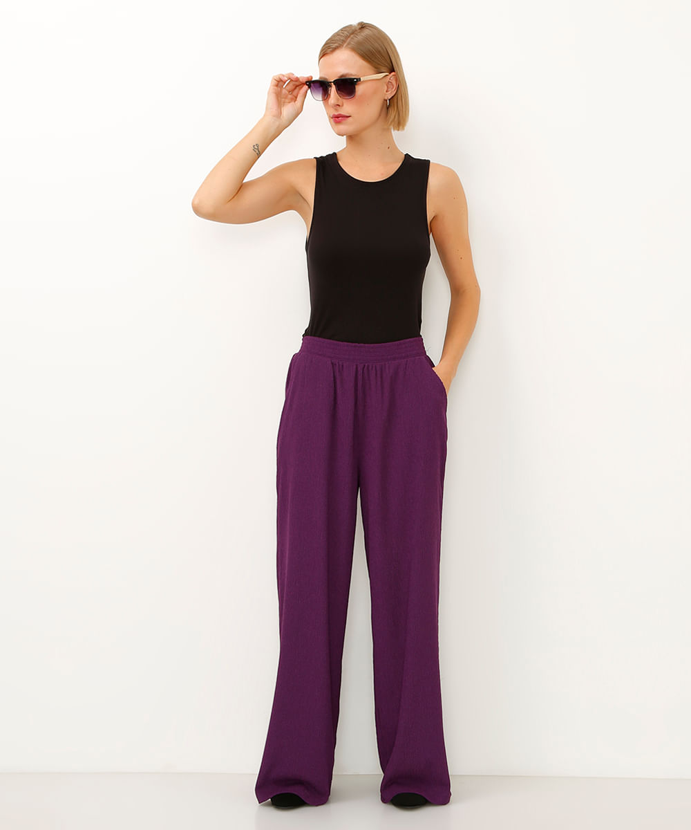 calça wide leg com bolsos texturizada roxa