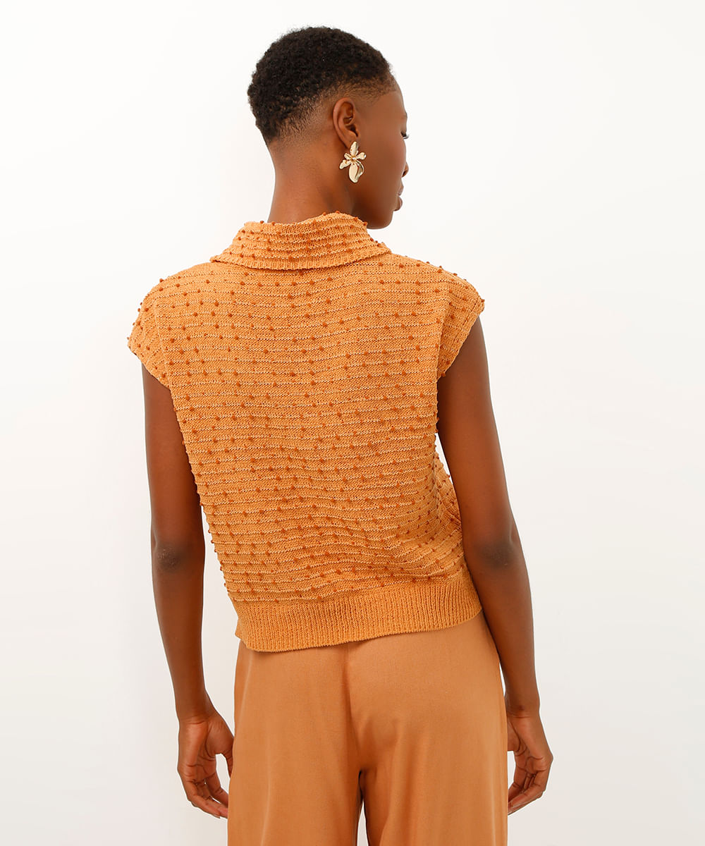 regata de tricot pompom gola alta rolê - caramelo