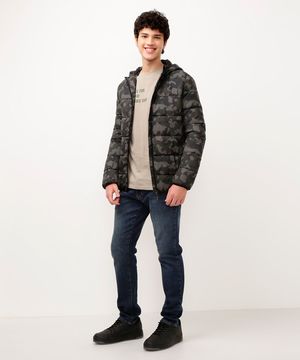 jaqueta puffer juvenil camuflada com capuz cinza