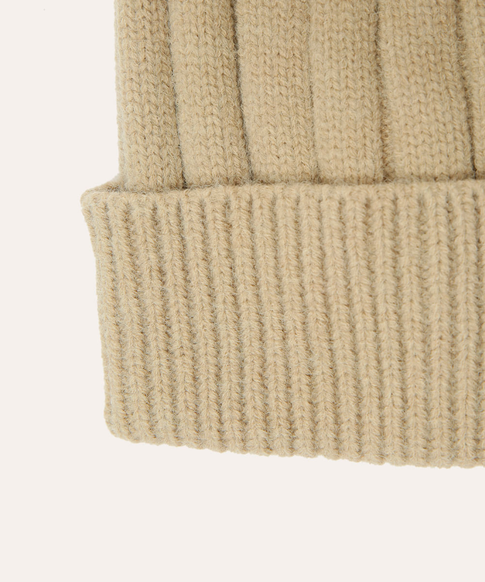 gorro de tricô com pompom bege