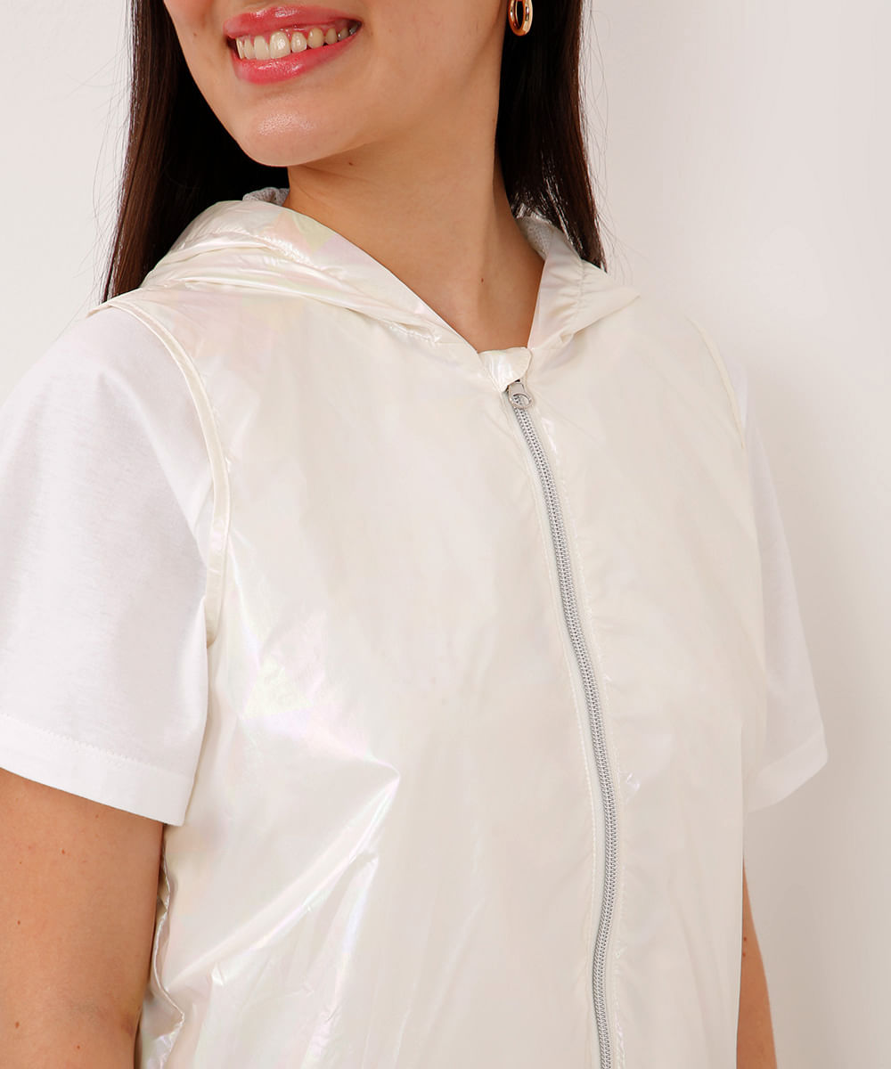 colete juvenil com capuz efeito brilhante off white