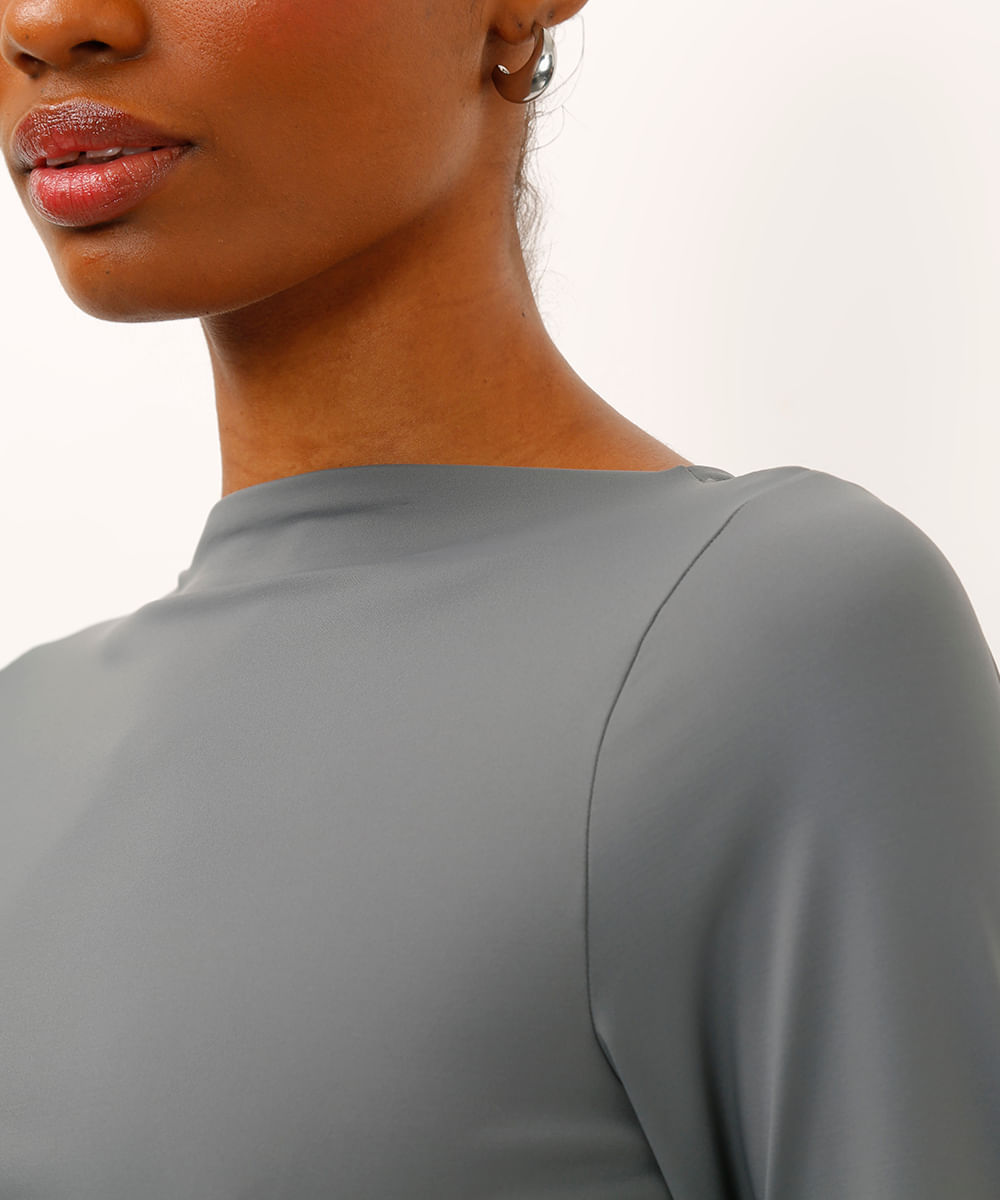blusa cropped decote canoa manga longa cinza