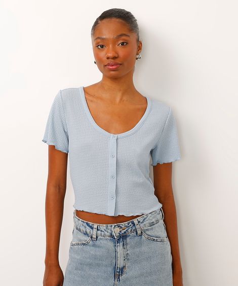 blusa texturizada com botões frufru azul